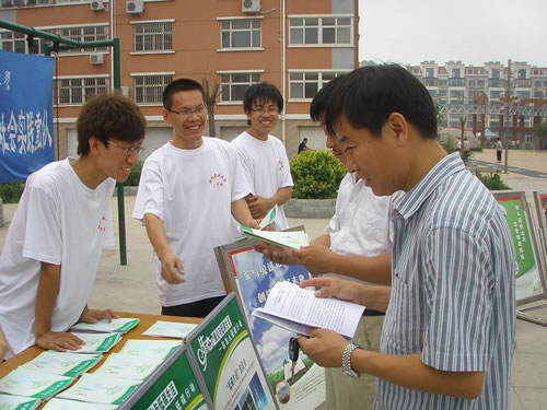 社區居民和小分隊同學探討低碳金點子