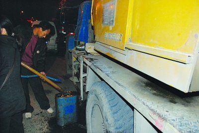 南京車主為防偷油 每日將油箱柴油抽回家保管